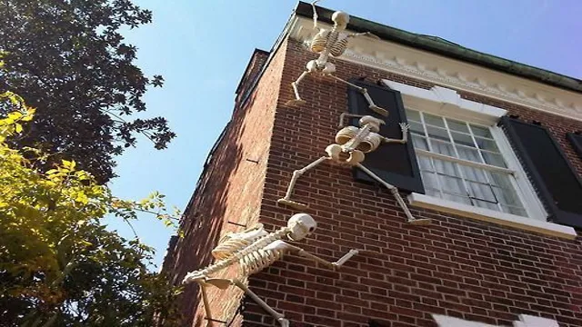 how to make skeletons climbing house